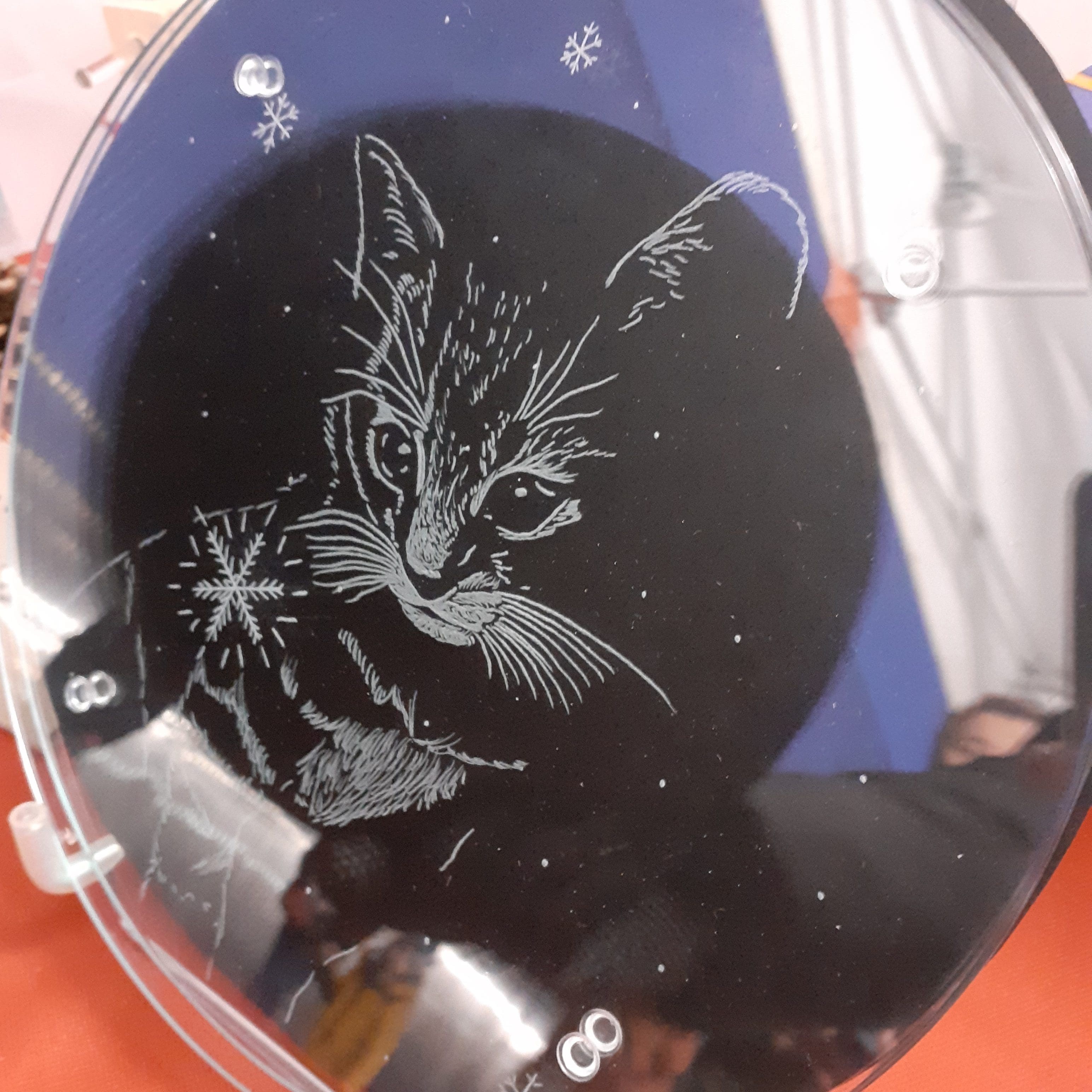 chat mignon  dessous de plat 
graveuse sur verre plaisance du touch 